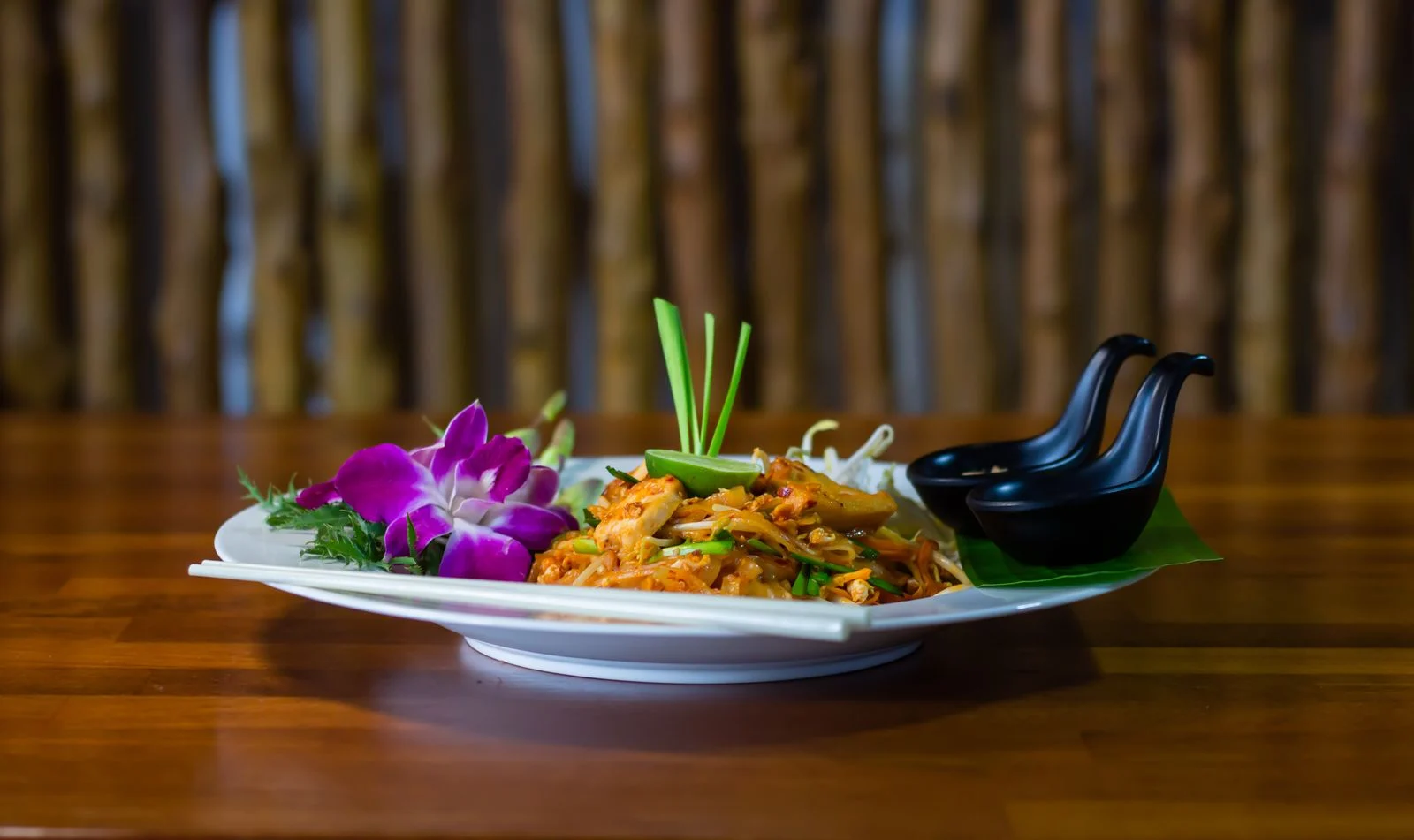 Chicken pad thai with noodles, beansprouts, peanuts and lime