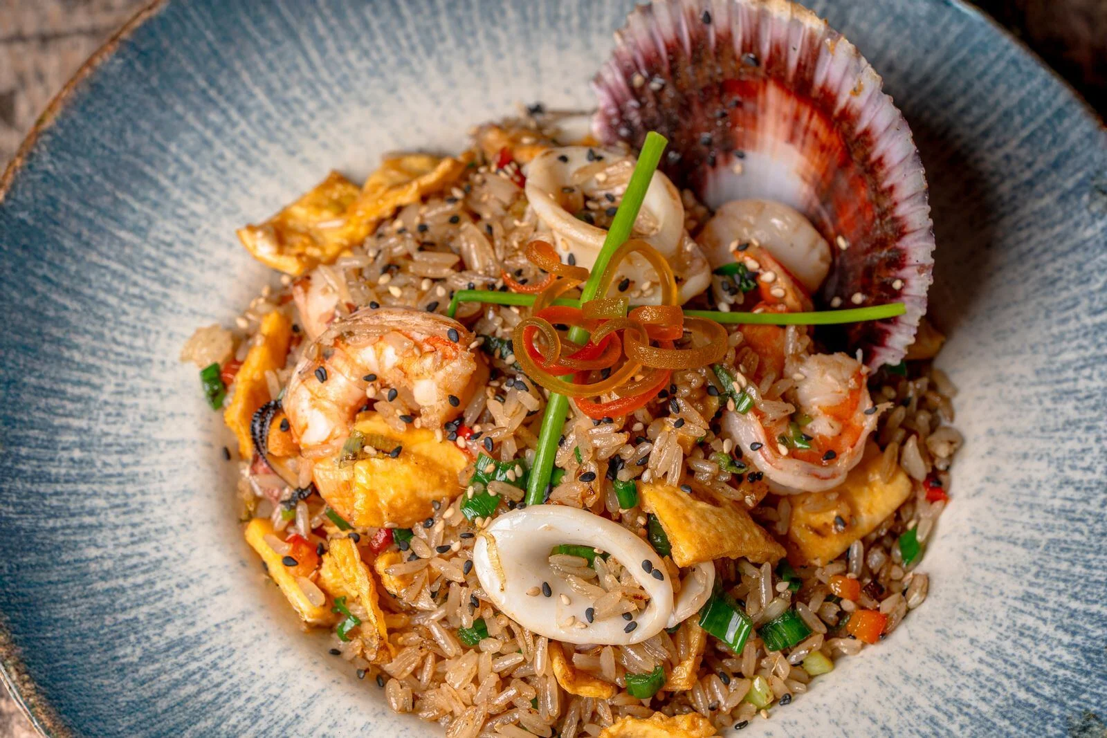 Special fried rice with prawns and vegetables in a ceramic bowl